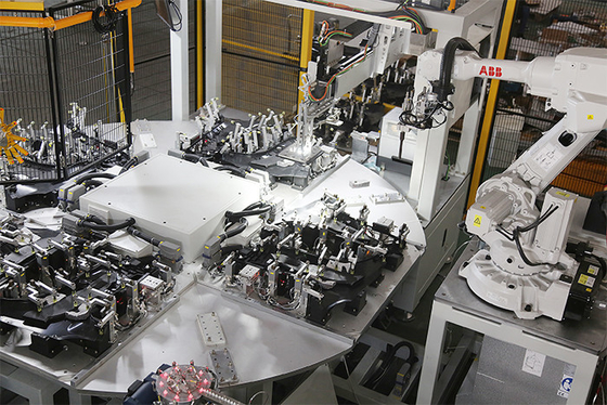 Cadena de producción automática de la soldadura y de la asamblea del robot para el ajuste plástico automotriz