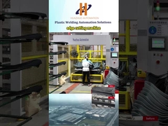 Los robots cortan piezas de plástico después del moldeado rotativo