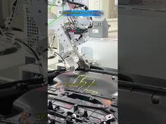 Línea de ensamblaje de paneles de la puerta del automóvil:presión de tiras de esponja → soldadura con remachado en caliente → apretamiento de tornillos